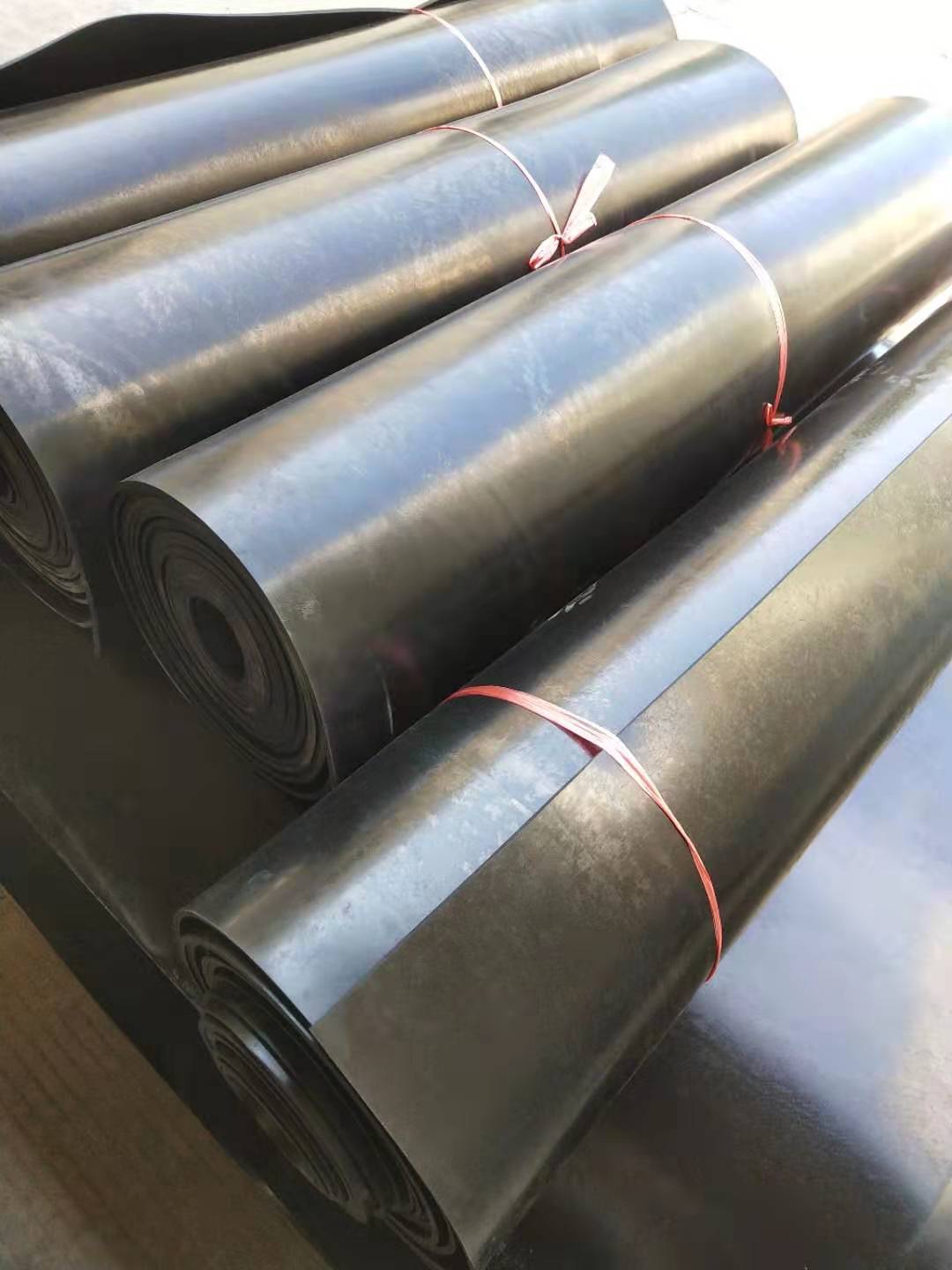 丁腈橡胶板：是由丁二烯和丙烯腈经乳液聚合法制得的，丁腈橡胶主要采用低温乳液聚合法生产。